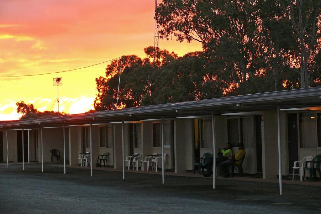 Charles Sturt Motor Inn Уэст-Уайалонг Экстерьер фото